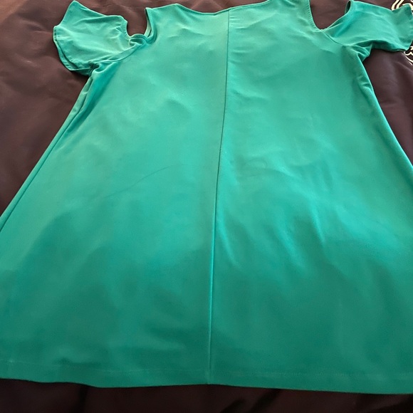 NINA LEONARD *HOST PICK * off the shoulders 💚 - Picture 3 of 4